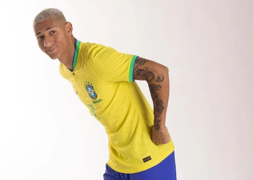 Richarlison faz a sua comemoração tradicional: um pombo
