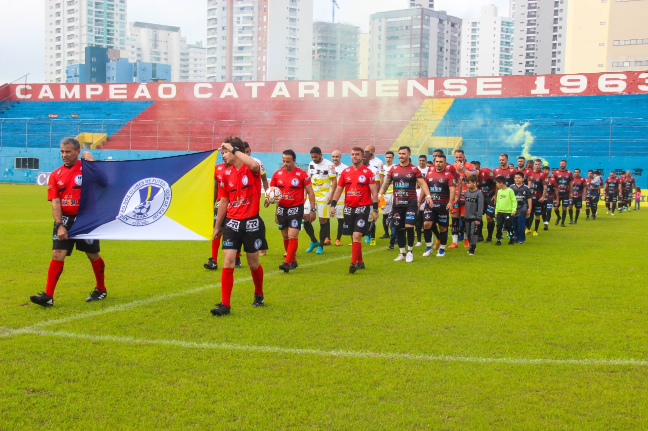 Equipes entrando em campo na Copa Verão