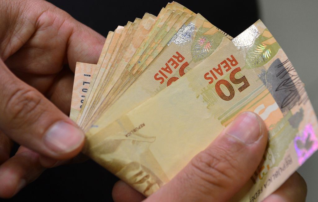 Pessoa segurando dinheiro