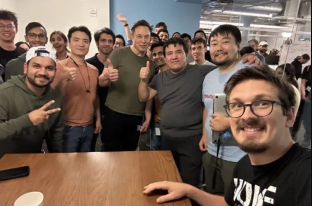 Elon Musk publica foto com funcionários do Twitter após demissões