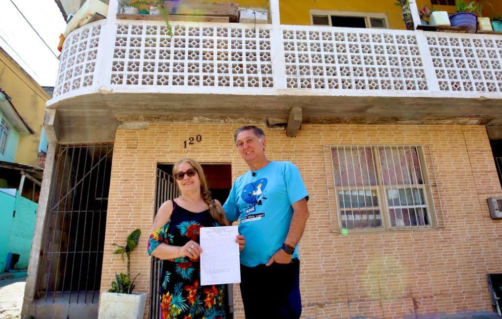 Dona Dina recebeu o título do móvel