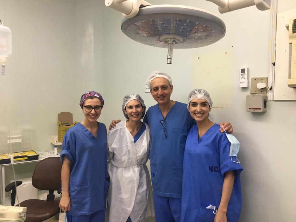 Na foto a equipe que realizou a cirurgia Júlia Volpato (médica residente), Patrícia Pavei Malucelli (anestesista), Bráulio Fernandes (médico mastologista) e Luiza Ramos (médica mastologista).