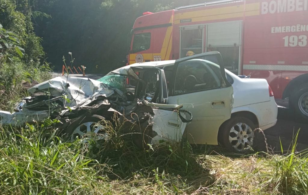 Carro destruído