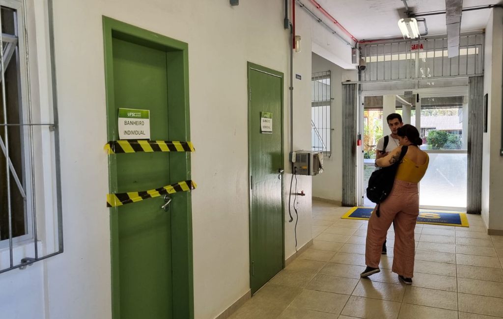 Banheiro UFSC interditado