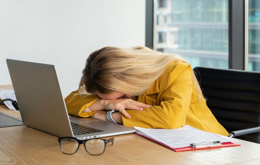 mulher vítima de violência no ambiente de trabalho