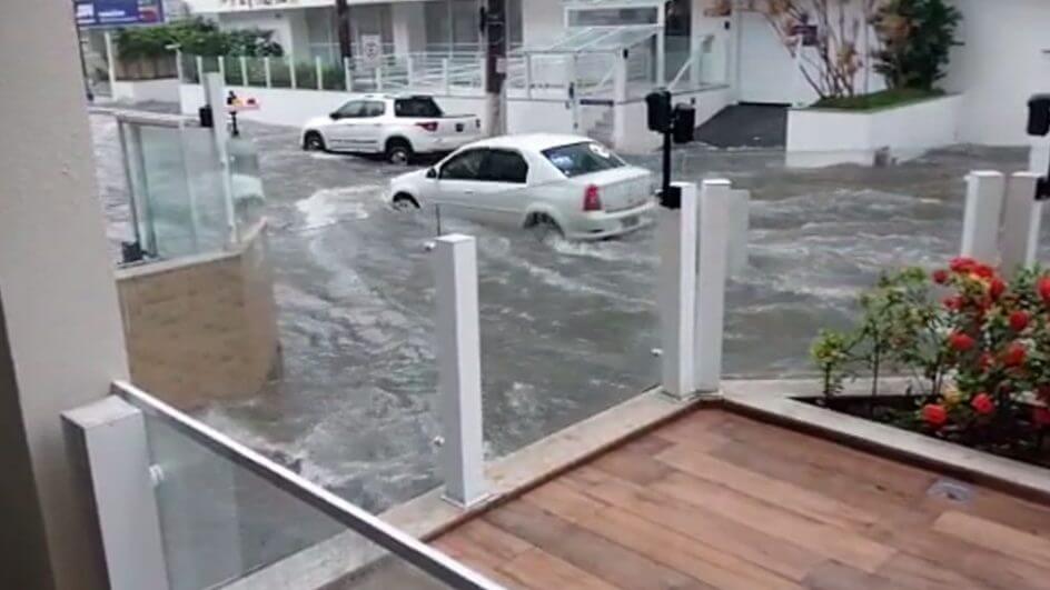 Ruas ficaram alagadas