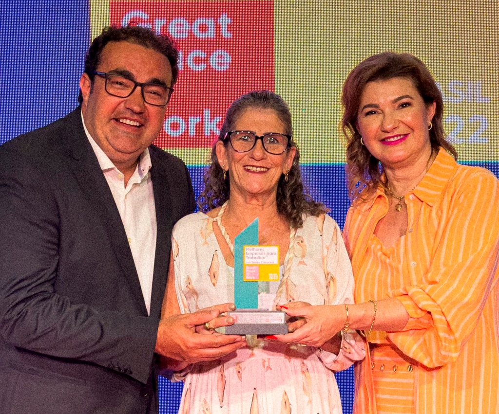 Recebendo este prêmio tão importante, além do presidente, Dênis Luiz Lunelli, da vice-presidente, Viviane Cecilia Lunelli, participou da cerimônia a colaboradora Isabel Eccel Gogola, que atua há 14 anos na empresa no setor de corte, representando os nossos mais de 5 mil colaboradores que são merecedores desta conquista
