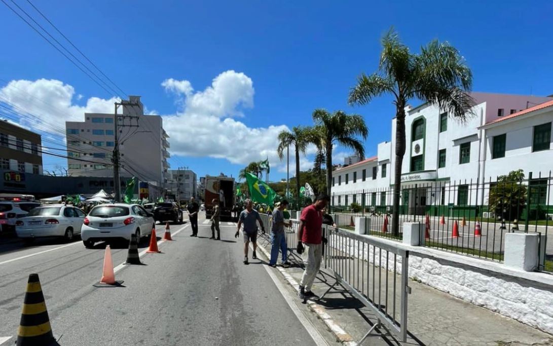 Grades são colocadas em frente a quartel de Florianópolis e lei do silêncio será exigida