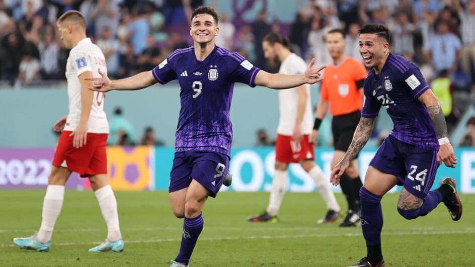 Atacante Julián Álvarez foi a boa novidade na Argentina classificada