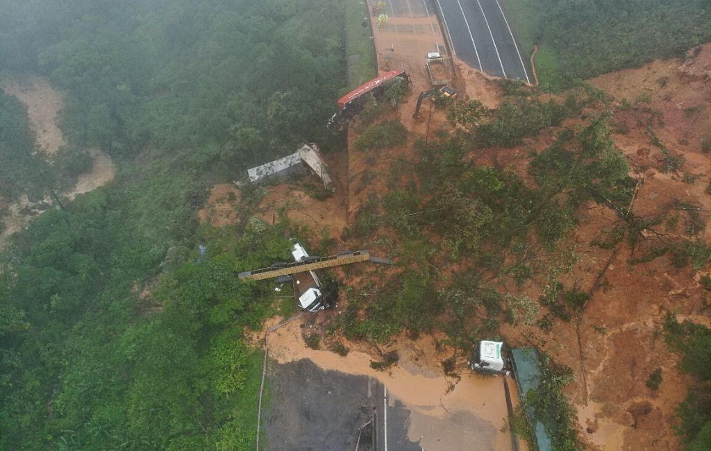 Km 669 da BR-367 deslizamento terra guaratuba bloqueio