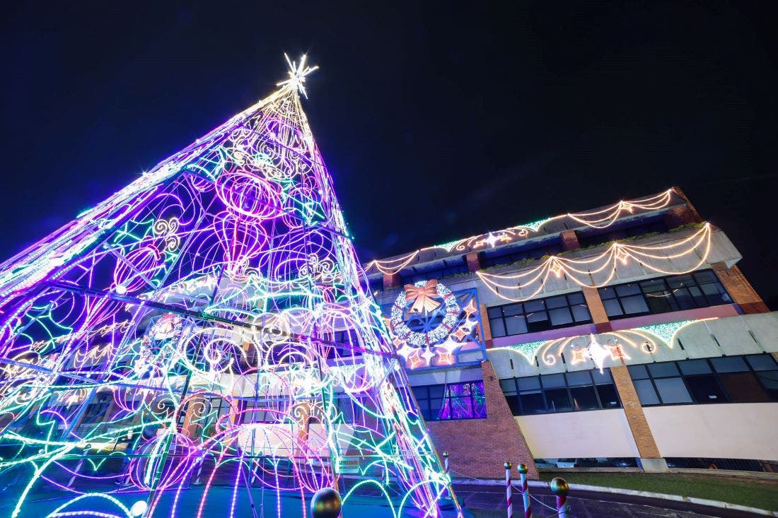 Prefeitura de Joinville decorada para o Natal