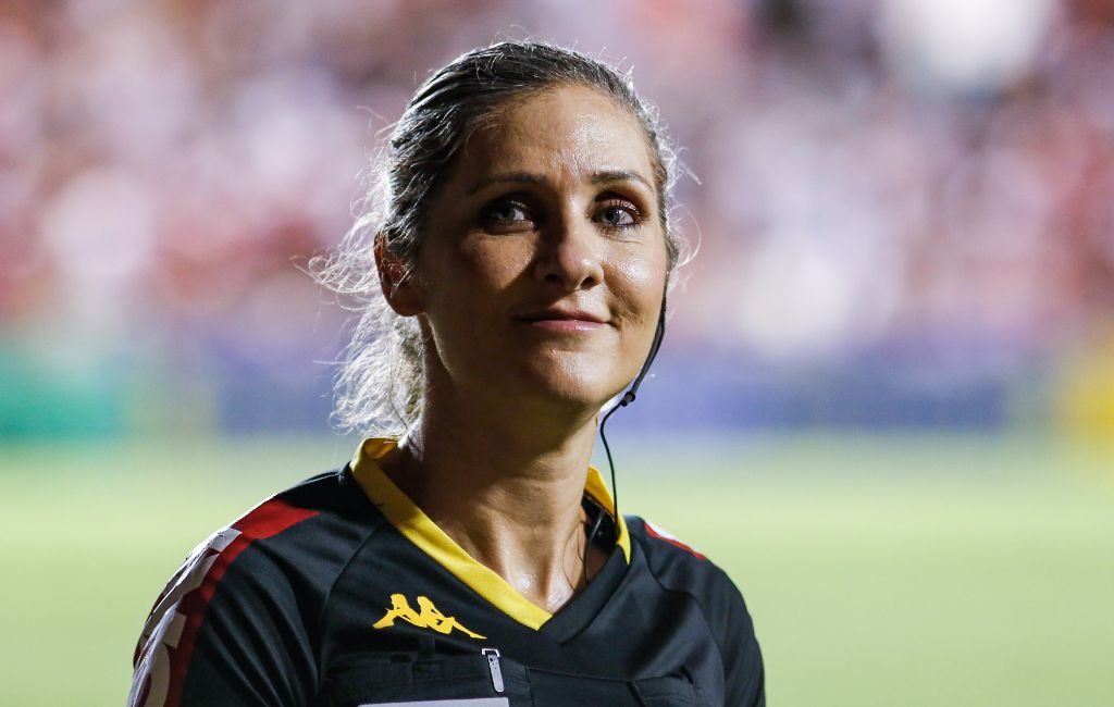 Neuza Back é brasileira e está no Catar, mas ainda não apitou um jogo
