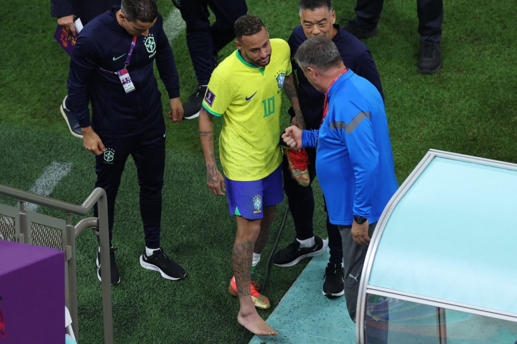 Neymar machuca o tornozelo - afp