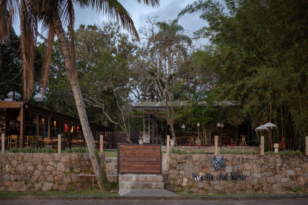 Recém-inaugurado, o restaurante conta com dois ambientes.