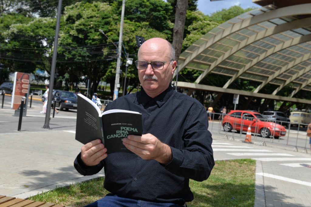 O escritor de Concórdia, Adir João Somariva lança livro na Fundação Cultural BADESC, em Florianópolis.