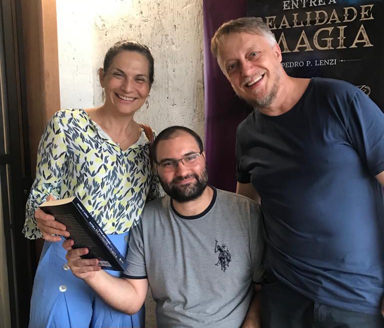 Os amigos Diogo Ringenberg e Ana Paula com Pedro Lenzi (ao centro).