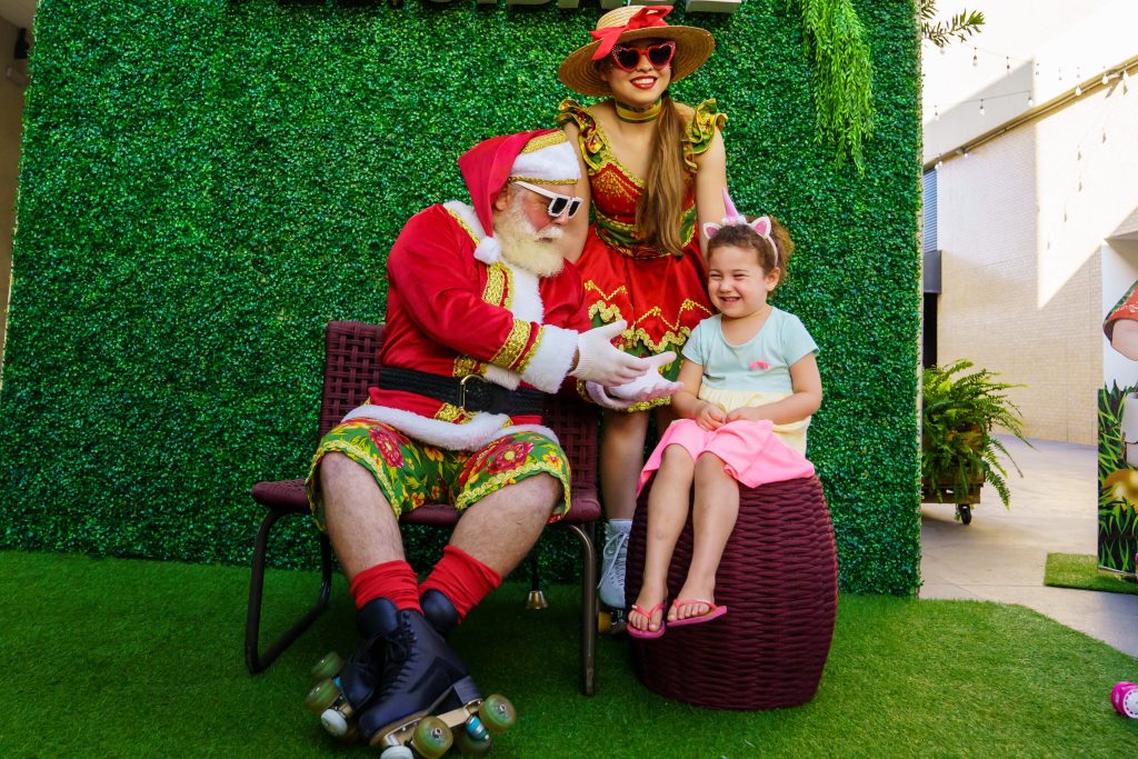 Papai Noel de patins abre temporada natalina no Rio Tavares