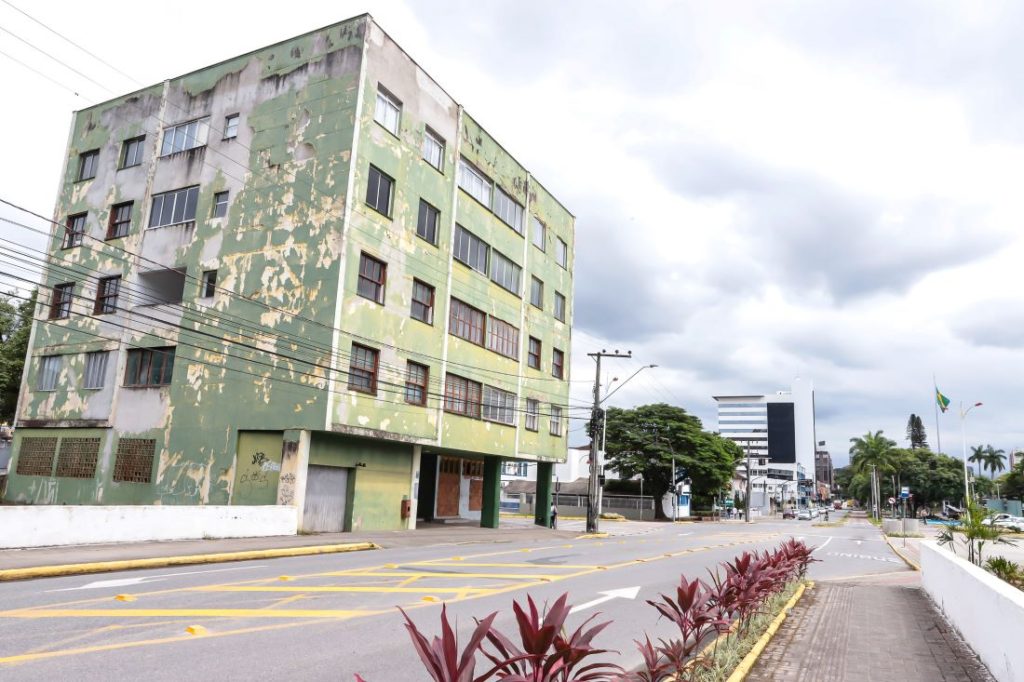 Prédio na Nove de Março, ao lado do rio Cachoeira, foi construído na segunda metade da década de 50