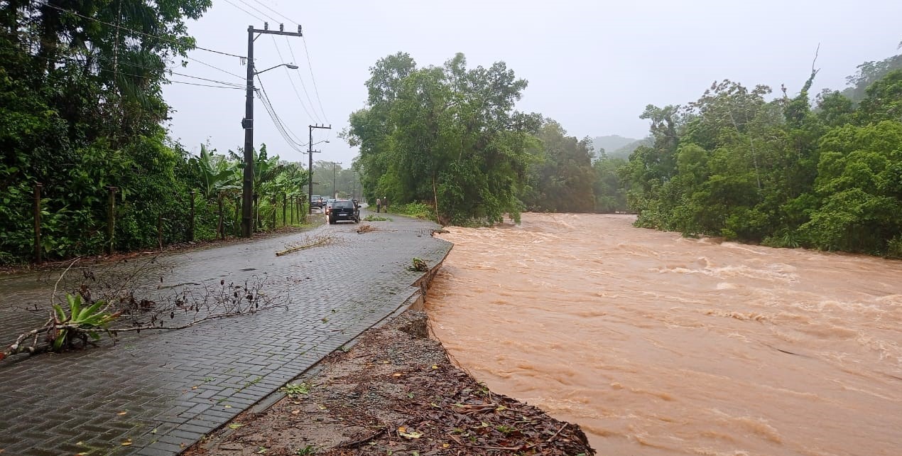 Trecho da Estrada Quiriri, em Pirabeiraba, foi afetado pelos alagamentos