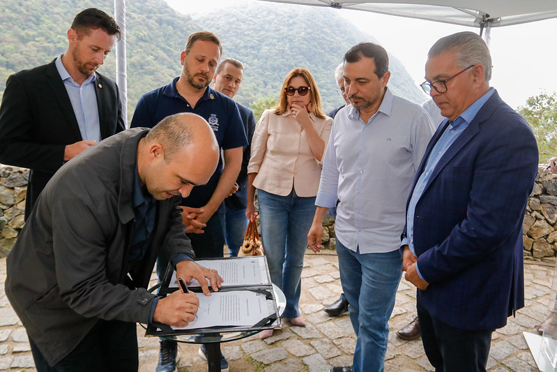 Secretário Thiago Vieira assina editais: ato com Carlos Moisés em Joinville foi realizado no mirante da serra