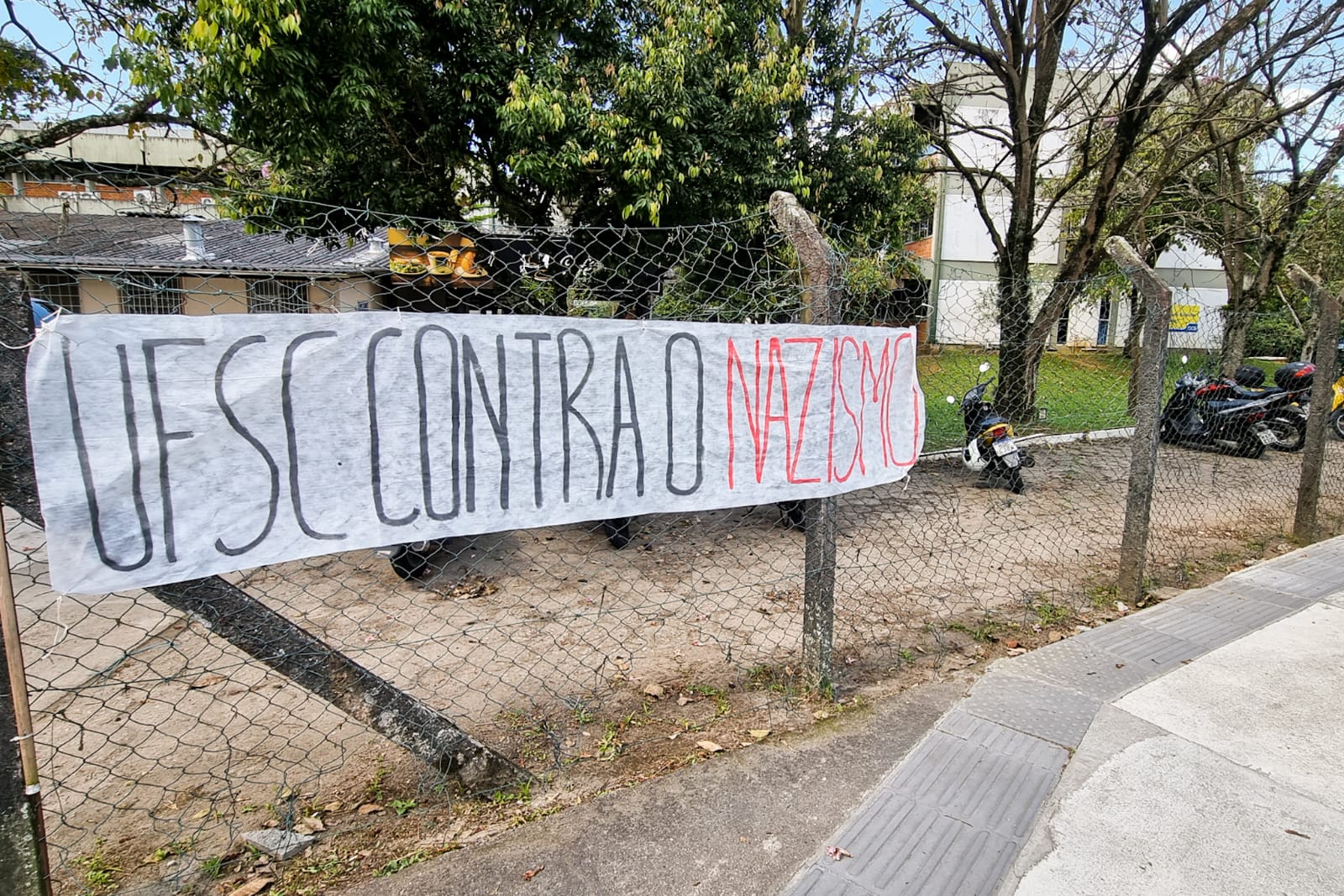 Faixas contra atos nazistas foram espalhados pelo campus da UFSC