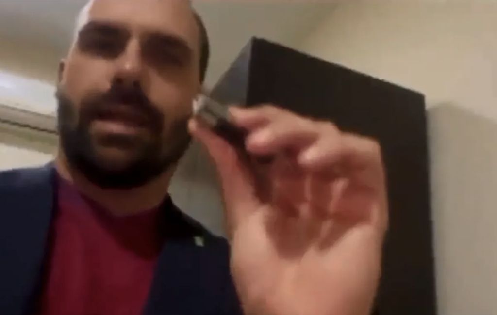 Eduardo Bolsonaro diz que foi ao Catar para entregar pen drives sobre a situação do Brasil