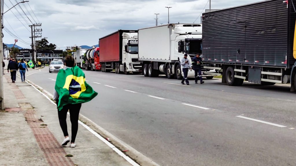 Caminhoneiros bloquearam rodovias em atos antidemocráticos