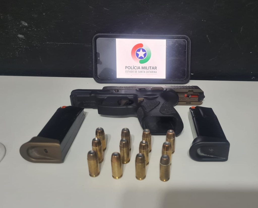 Arma apreendida com o suspeito
