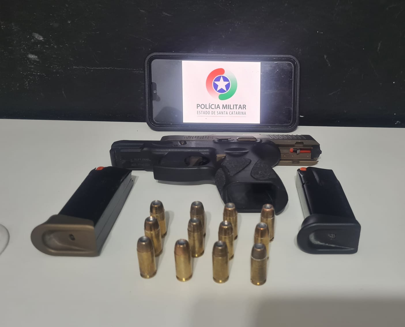 Arma apreendida com o suspeito