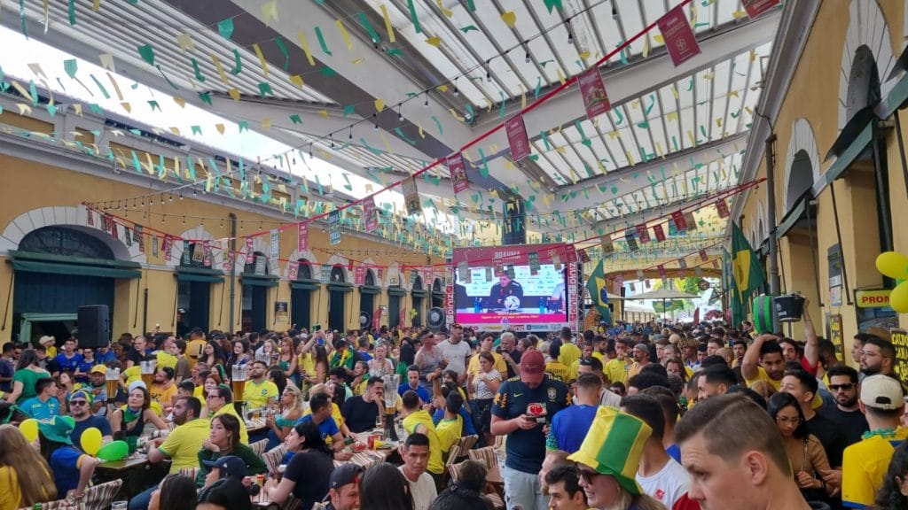 Torcedores lotam o Mercado Público de Florianópolis