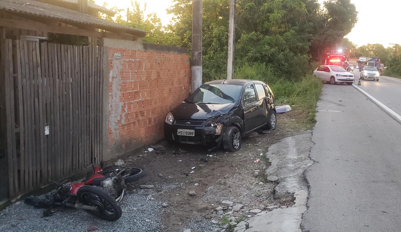 Carro atingiu outros dois veículos em Ilhota