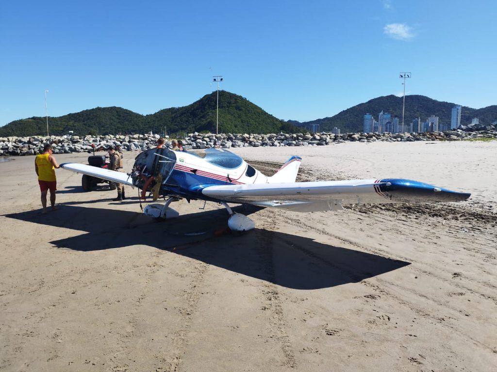 Avião foi retirado da água