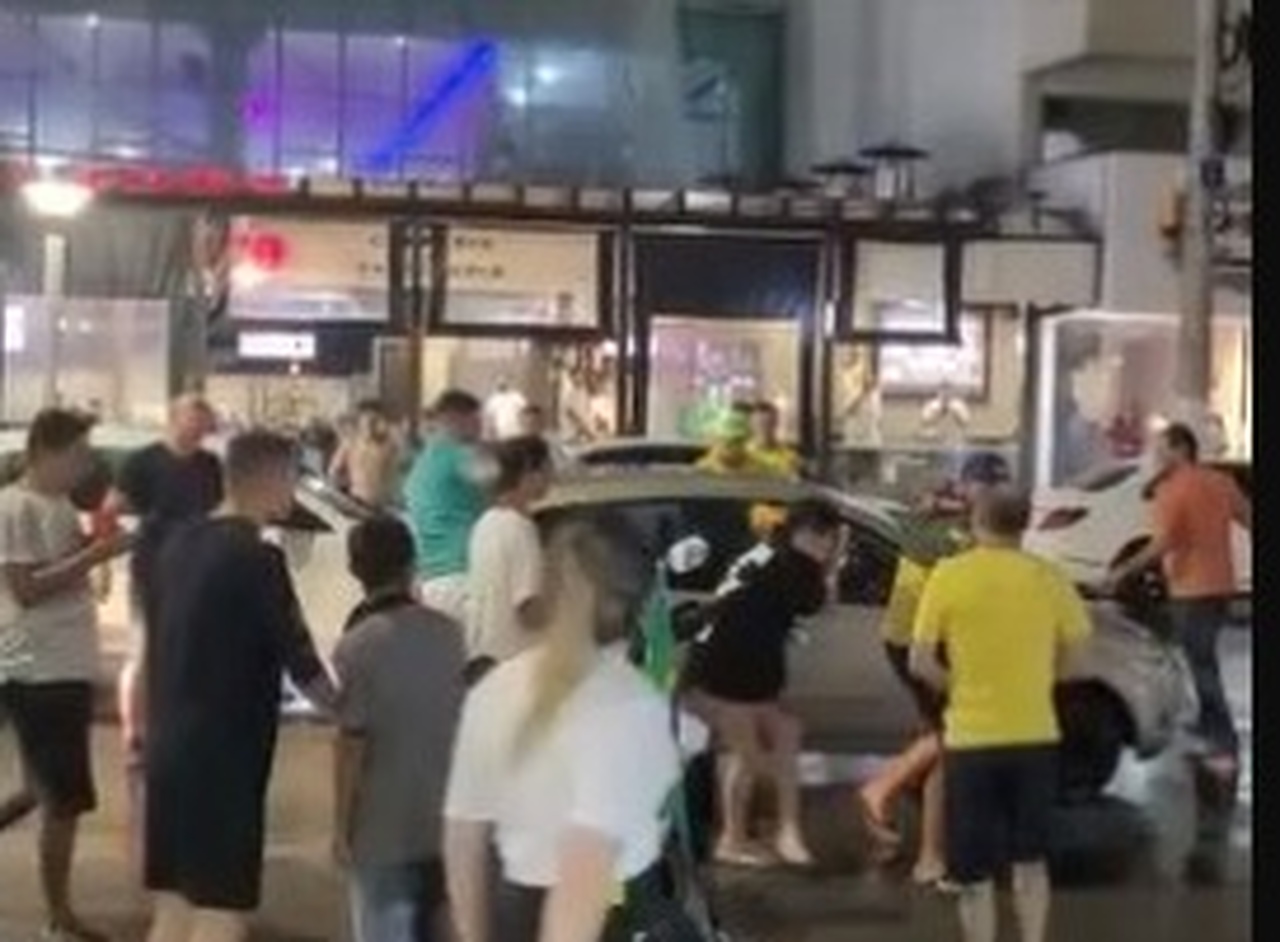 Imagem mostra agressão à mulher em Itapema por apoiadores de Bolsonaro