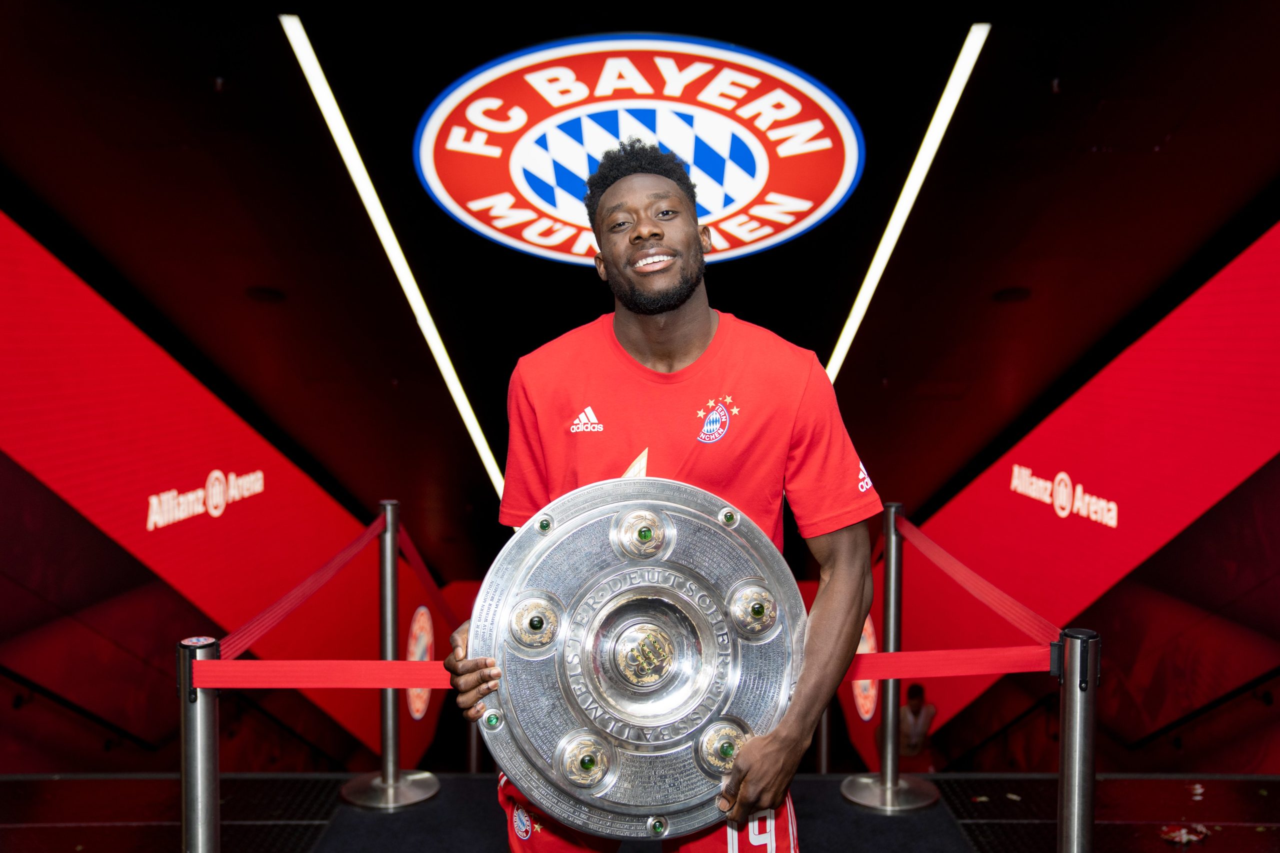Alphonso Davies segurando um troféu pelo Bayern de Munique