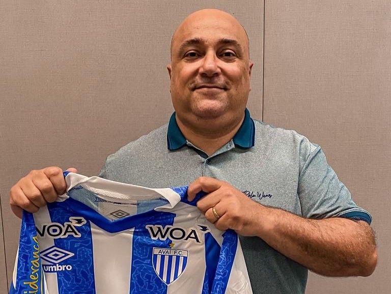 André Martins segura camiseta do Avaí