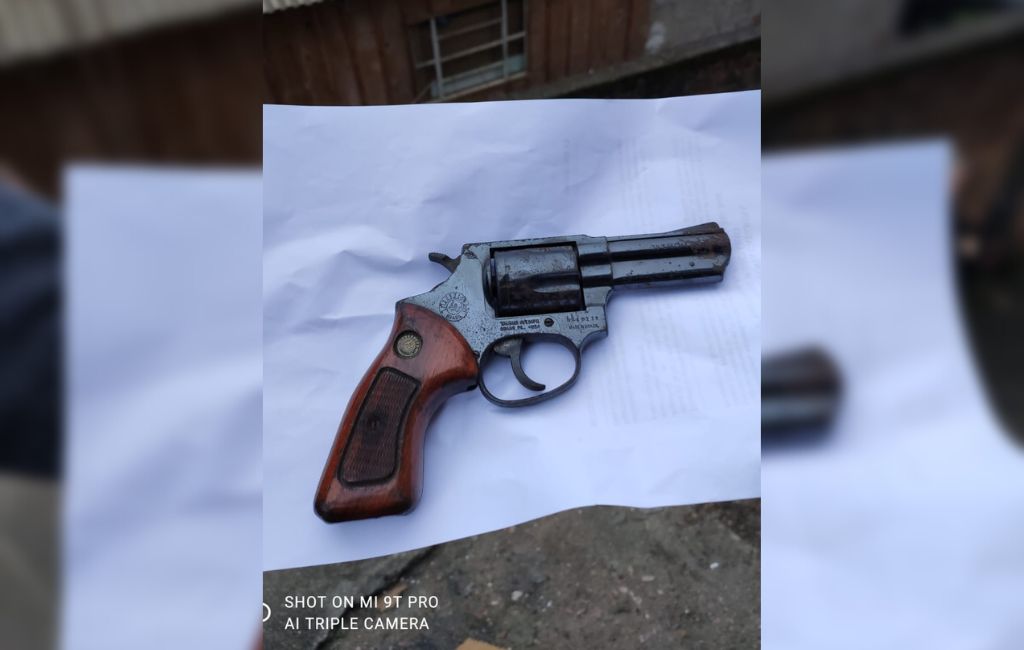 Arma foi apreendida durante a operação