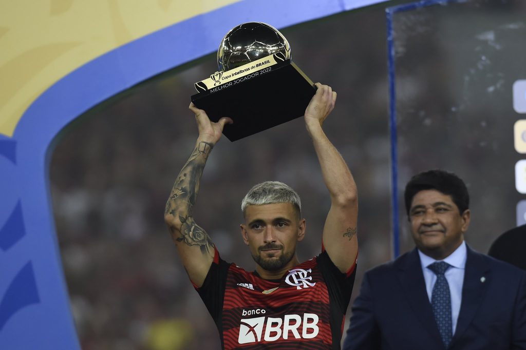 Arrascaeta levanta prêmio de melhor jogador da Copa do Brasil após título do Flamengo contra o Corinthians