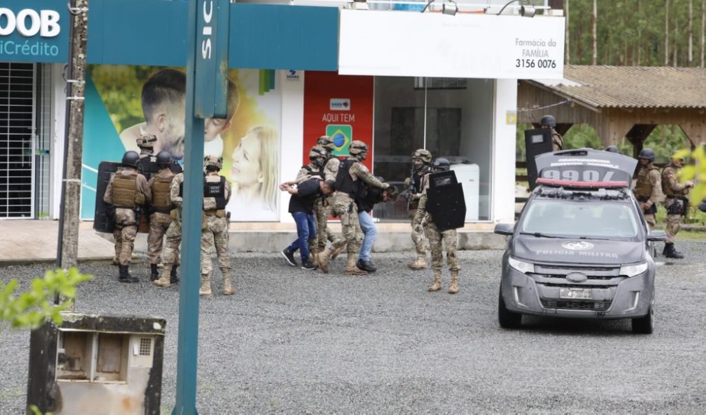 Momento em que bandidos se entregam em Ilhota