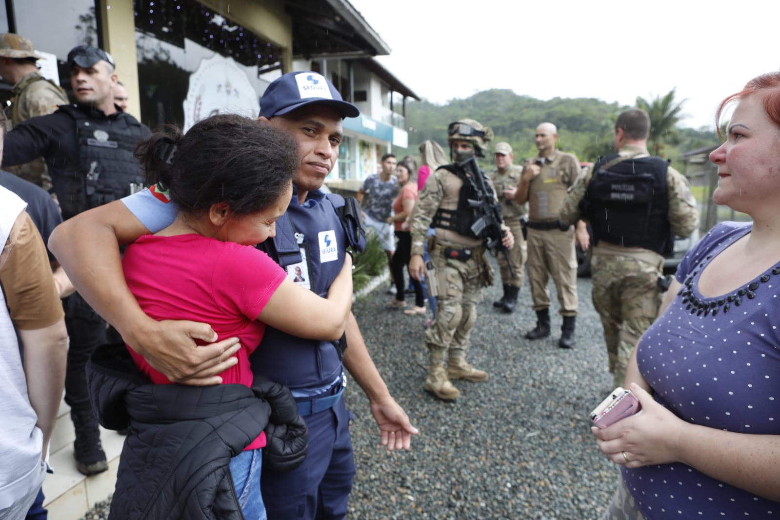 Franciele abraça o irmão, vigilante do banco