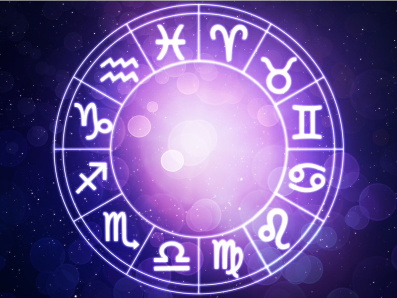 Círculo com os 12 signos do zodíaco no fundo roxo escuro