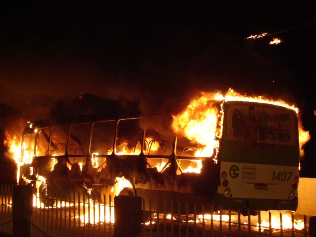 ataque a ônibus em SC
