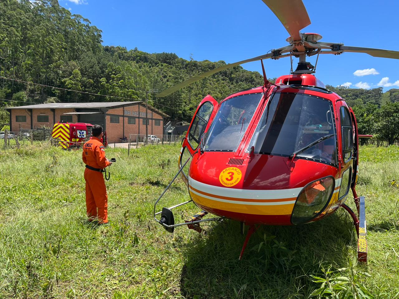 Bombeiros atendem vítima de ataque de abelhas em Apiúna