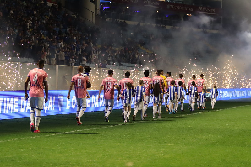 Avaí entra em campo com show de fogos de artifício para partida contra o Botafogo