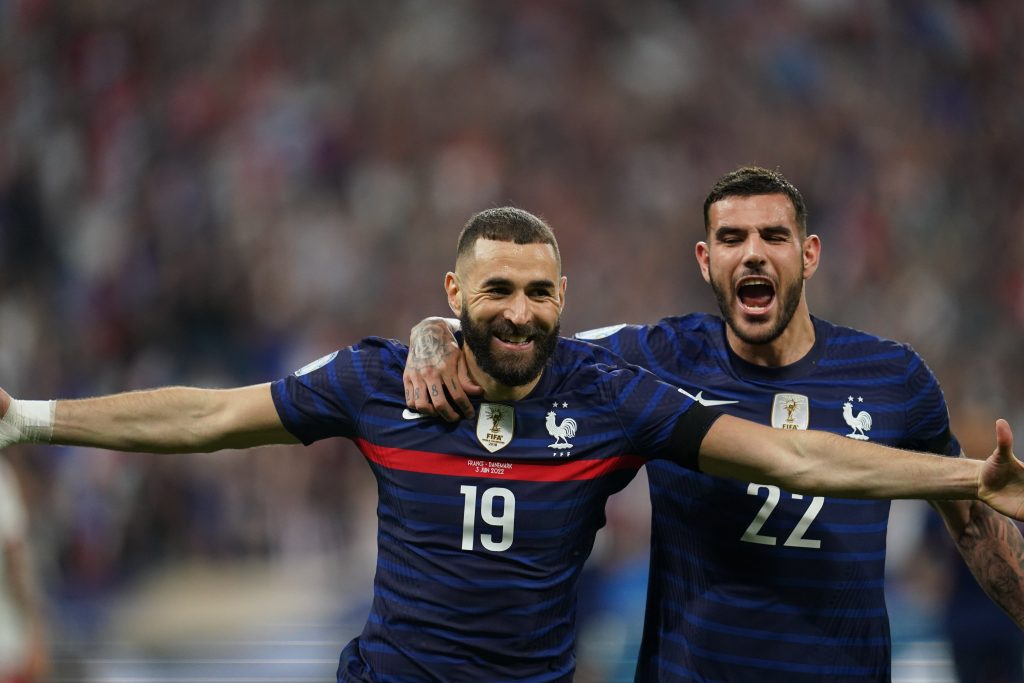 Benzema comemora gol feito pela Seleção da França
