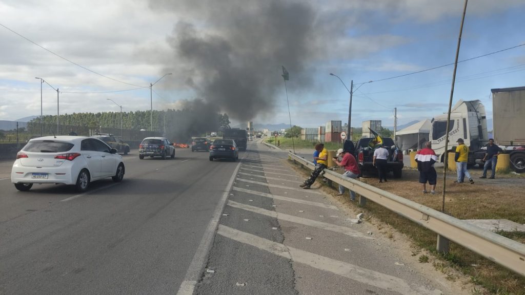 Em Porto Belo, um lado da pista chegou a ser bloqueada por manifestantes