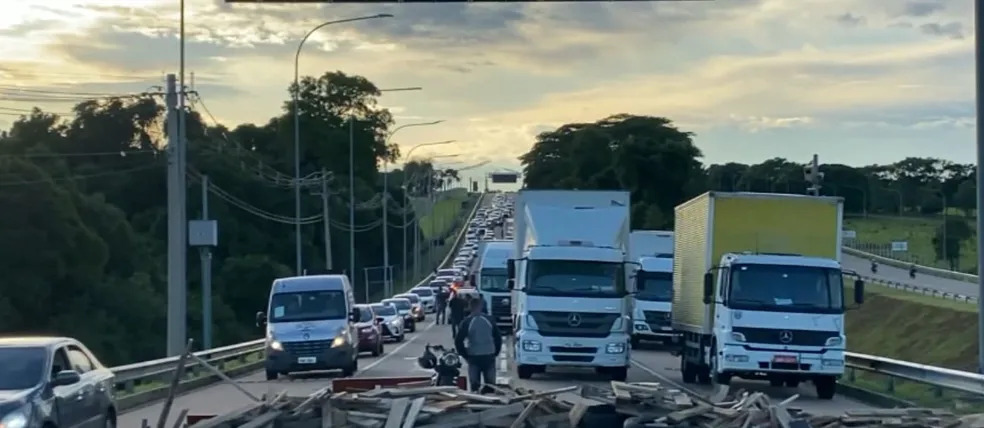 Manifestantes fecharam a rodovia na manhã desta sexta-feira (25)