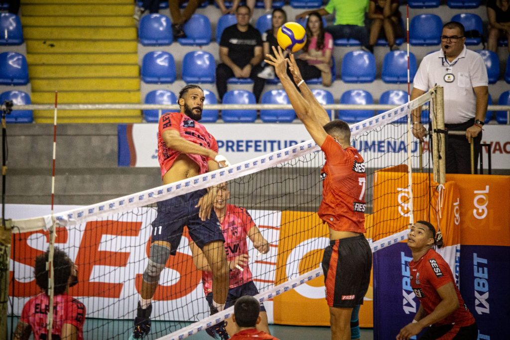 jogadores volei blumenau superliga atacando corte