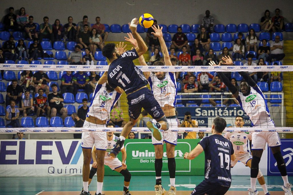 jogador volei cortando bola jogo superliga