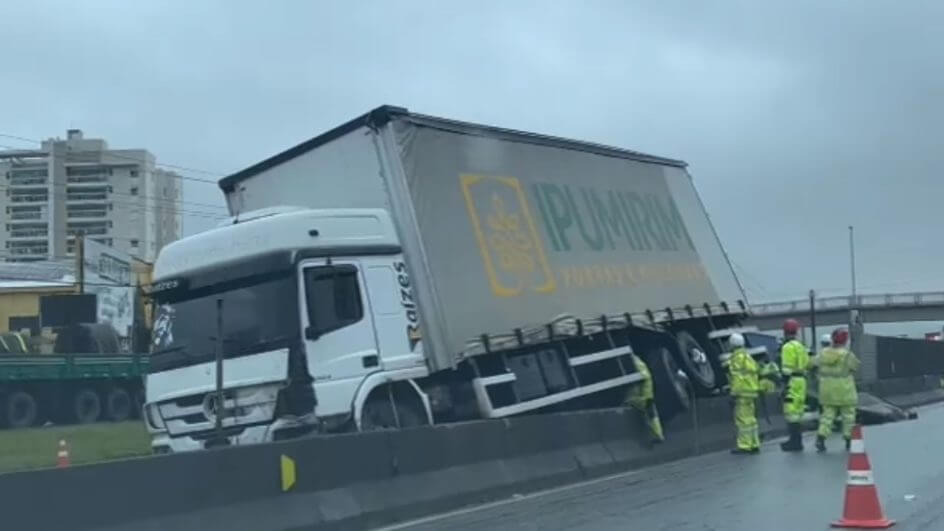 Caminhão bloqueia parte da rodovia