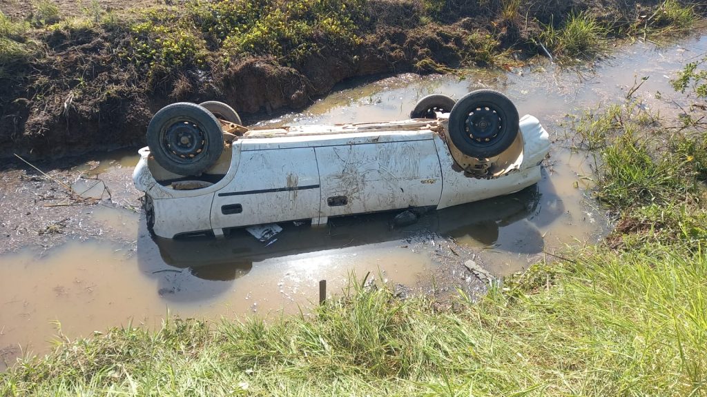 Carro cai em vala no Sul de SC